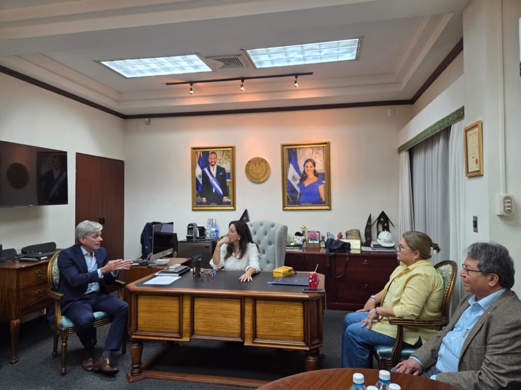 Presidente da CCESB realiza encontro institucional com a Ministra de Vivienda de El Salvador