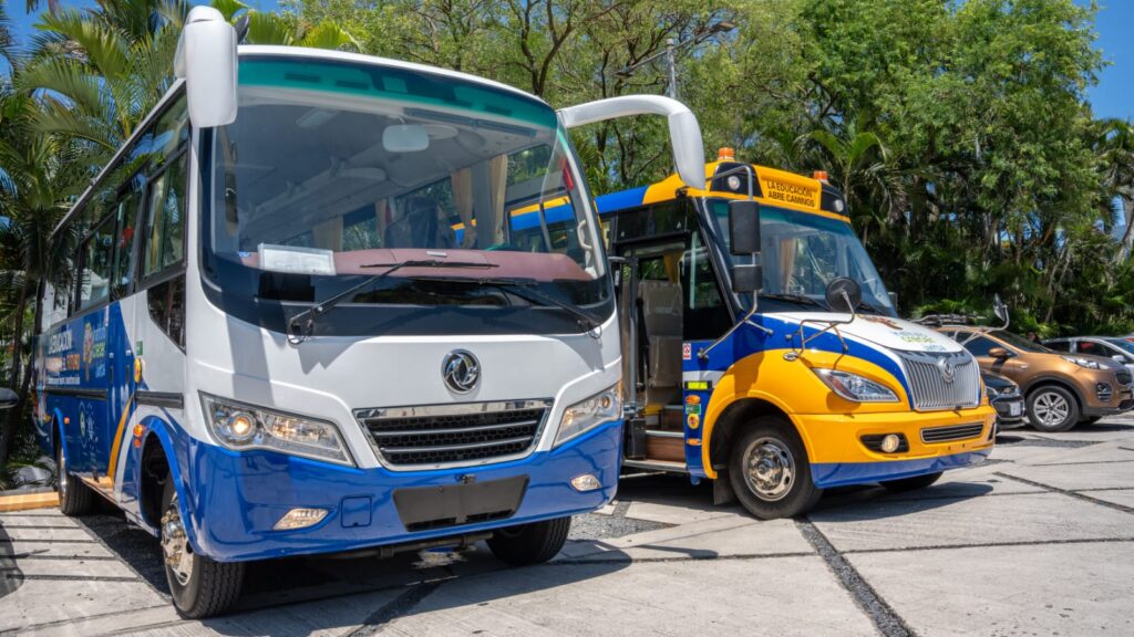 Ação Filantrópica da CCESB Beneficia o Instituto Crecer Juntos com Dois Ônibus